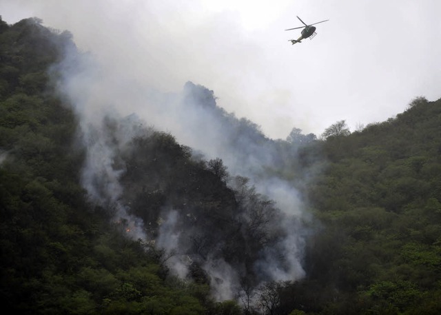 Rauch steigt bei der Unglcksstelle auf  | Foto: AFP
