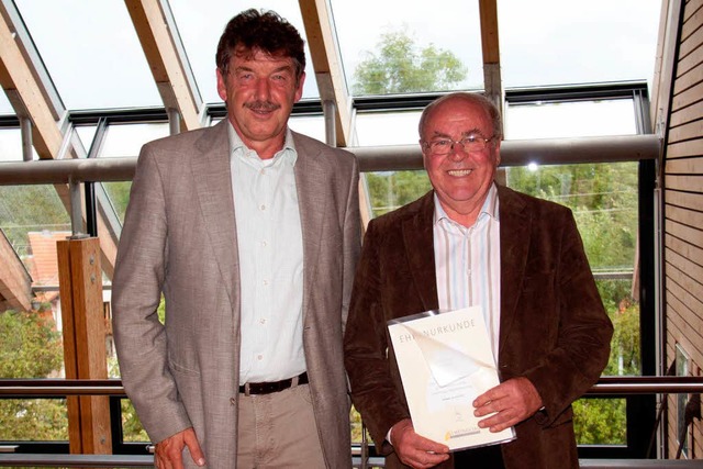 Gemeinderat Alois Seebacher (rechts) w...es Gemeindetages in Gold ausgezeichnet  | Foto: Wilfried Dieckmann