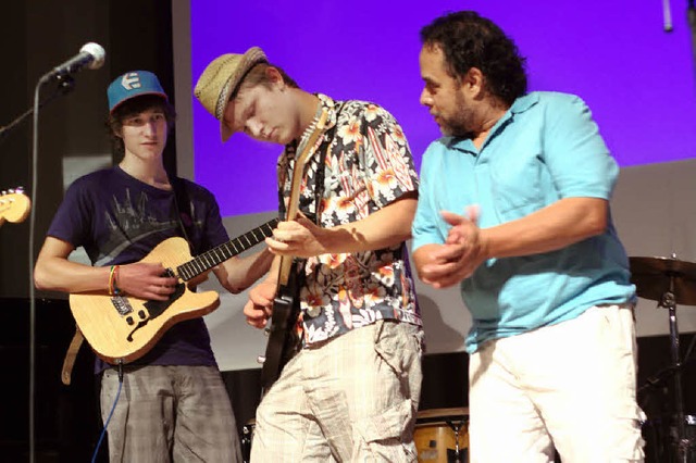 Tino Gonzales mit Jungmusikern auf der Bhne   | Foto: Patrik Mller