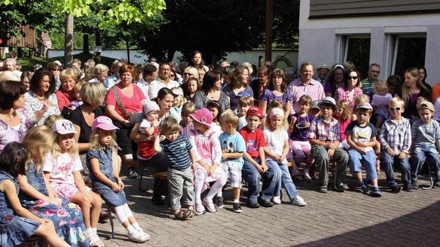 Groe und kleine Besucher beim Sommerfest des Mahlberger Kindergartens.   | Foto: Ulrike Hiller