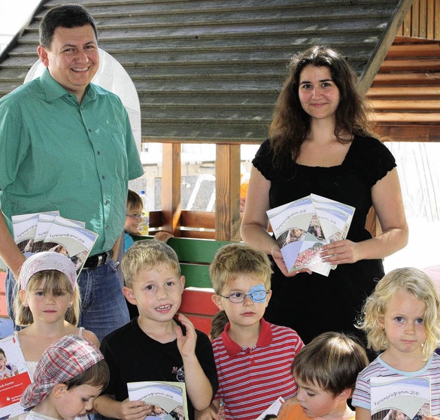Hauptamtsleiter Volker Hirsch und Mich...e im Kindergarten Haus Sonnenschein.    | Foto: Gemeinde