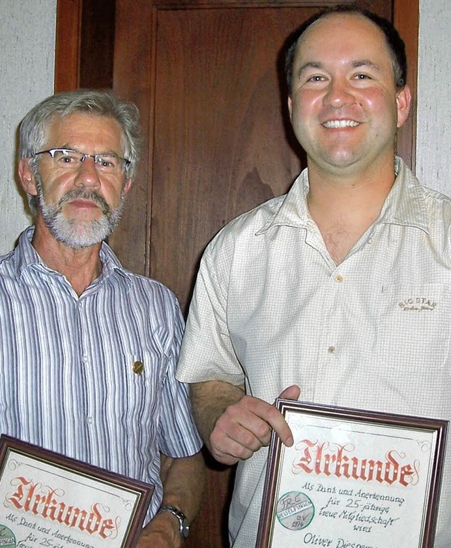 Seit 25 Jahren Miglied beim FC Reiself...Oschwald (links) und Oliver Diesperger  | Foto: Karla Scherer
