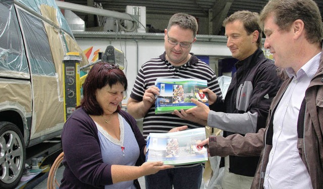 Sylvia und Arno Knpfle (Knpfle-Desig... Exemplare der neuen Brgerbroschre.   | Foto: Sebastian Barthmes