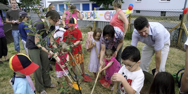 Im Rahmen der Einweihung des neuen Au...zten die Kinder auch einen Apfelbaum.   | Foto: Privat