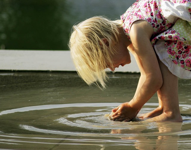 Mit Wasser spielen ist fr Kinder das Grte.  | Foto: photocase.de/fotoline