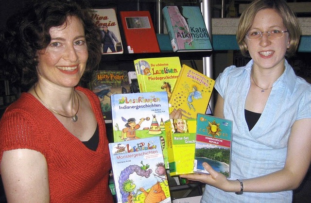 Bibliotheksleiterin Ellen Benz (links)...r bis zum Bilderbuch ist alles dabei.   | Foto: Privat