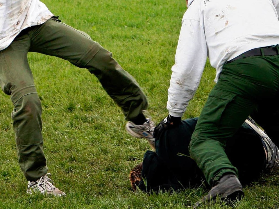 Als das Opfer schon am Boden lag &#8211; traten sie weiter auf ihn ein.  | Foto: dpa