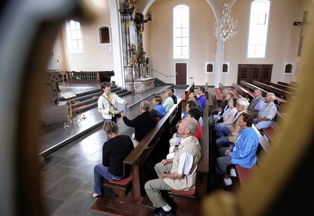 Kennerin der Kirche &#8211; interessierte Zuhrer bei Eva Monzel   | Foto: ycb