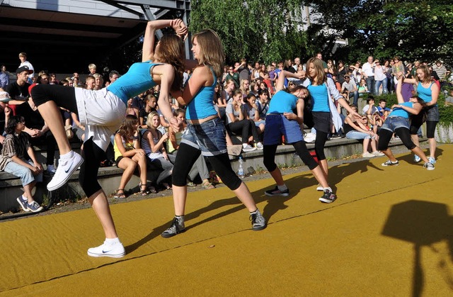 Tanzvorfhrung beim Sommerfest des Hebel-Gymnasiums.   | Foto: B. Ruda