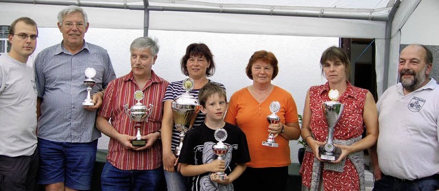 Die erfolgreichen Teilnehmer am Verein...htzenmeister Max Schneider (rechts).   | Foto: KLAUS BERGER