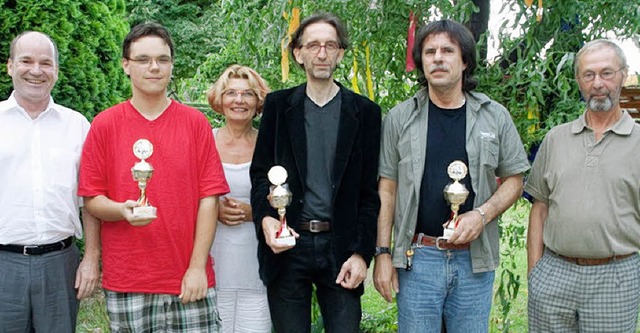 Der Vorstand des Schachclubs mit den  ...Scheina und  Vorsitzender Heinz Meyer   | Foto: Peter  Rosa