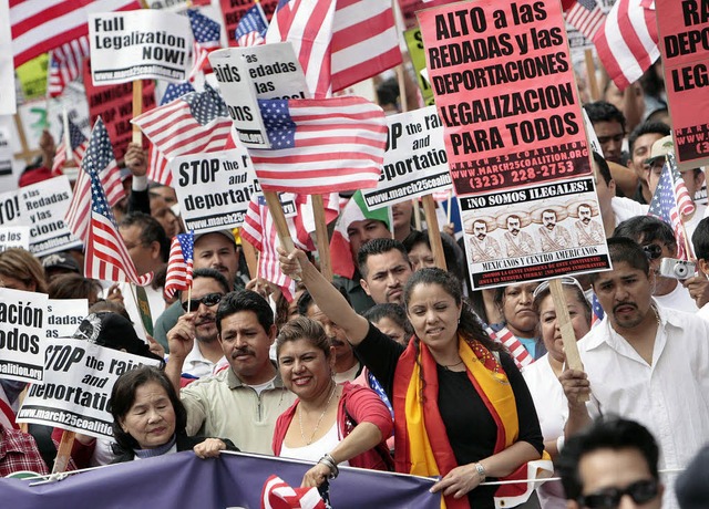 Immigranten und Anhnger der Rechte vo...n fr Immigrantenrechte in Los Angeles  | Foto: Verwendung nur in Deutschland, usage Germany only