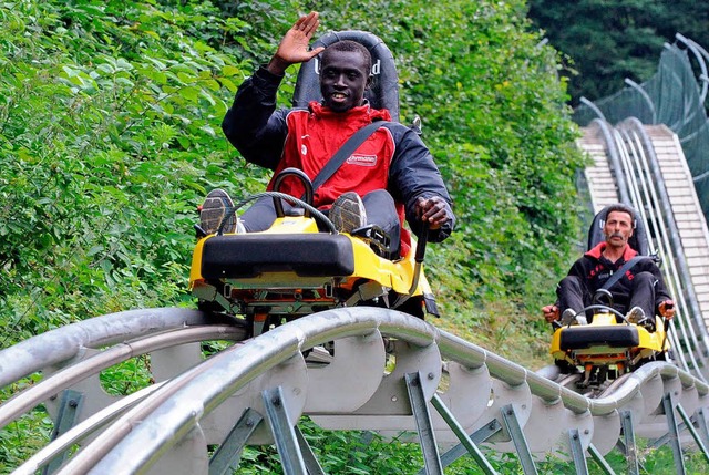 Hat viel Spa: Papiss Ciss (vorne) im Alpine-Coaster am Golm  | Foto: heuberger