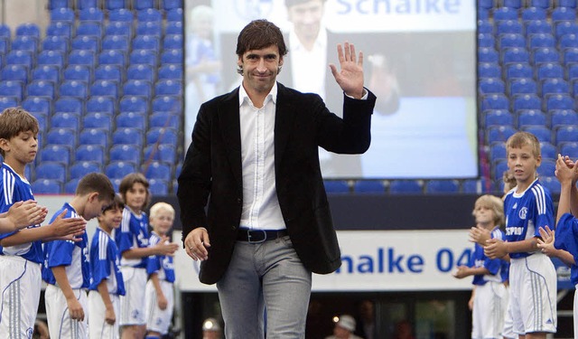 Da ist er: Ral Gonzlez Blanco hlt umjubelt Einzug in die Schalke-Arena.   | Foto: dpa