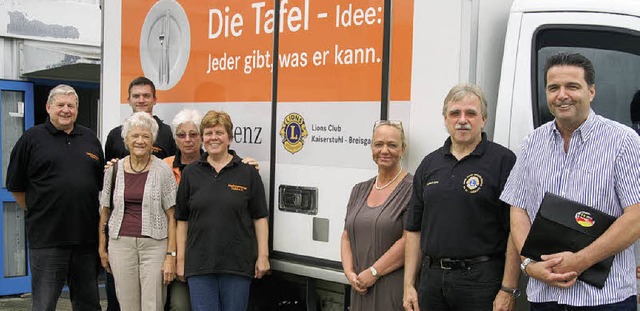 Das Tafel-Team (links) freut sich ber...Esins-Beck  sagten  weitere  Hilfe zu.  | Foto: Hge