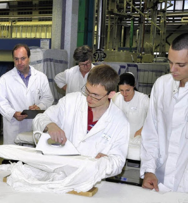Angehende Textilreinigungsfachleute bei ihrer Prfung in Emmendingen.  | Foto: dieter erggelet