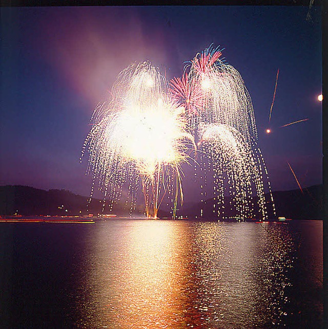 Das Feuerwerk am Samstagabend ist der ...itgigen Seenachtsfests am Schluchsee.  | Foto: Privat