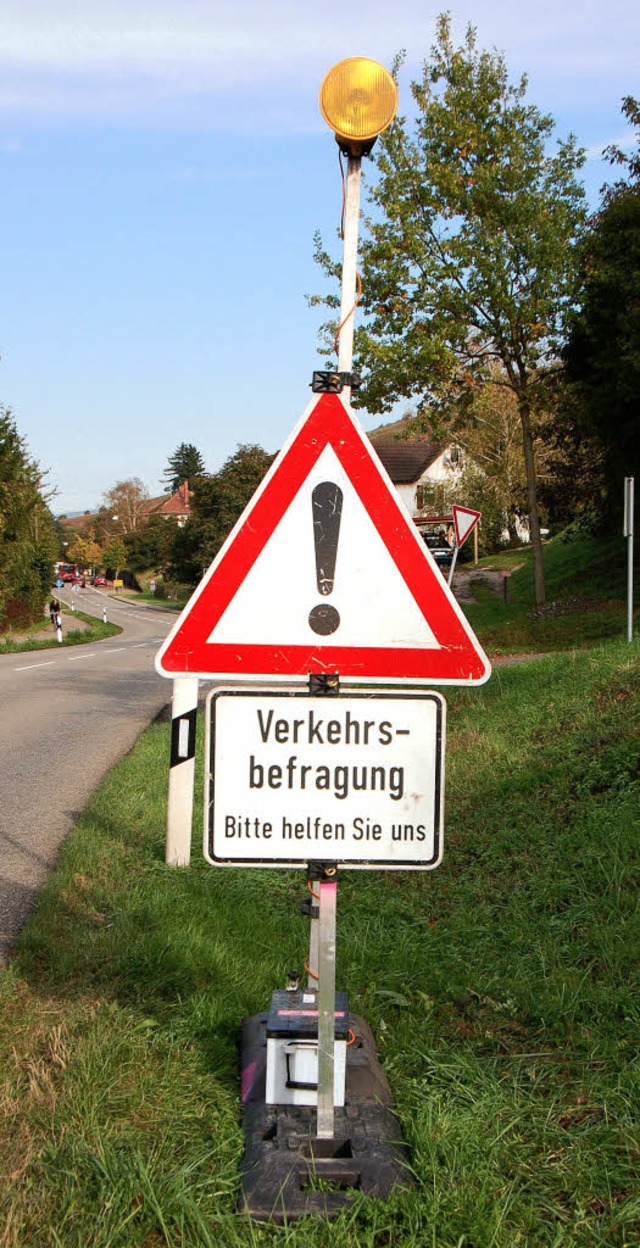 Mit diesen Schildern wurden  Autofahrer auf die Verkehrsbefragung hingewiesen.   | Foto: gallien