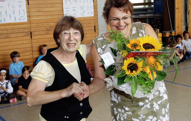 Mit einem groen Blumenstrau verabsch...n Brigitta Wiebel   in den Ruhestand.   | Foto: jochen voigt