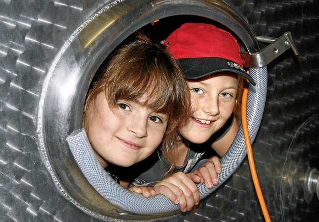 Samira und Marie hatten sichtlich   Spa im 50000-Liter-Fass.   | Foto: herbert trogus