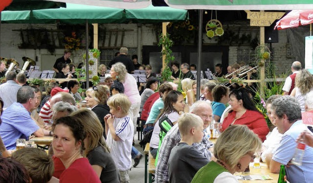 Beim Schiirehock des  Hugstetter Musik... <BZ-Seitenhinweis></BZ-Seitenhinweis>  | Foto: mario schneberg