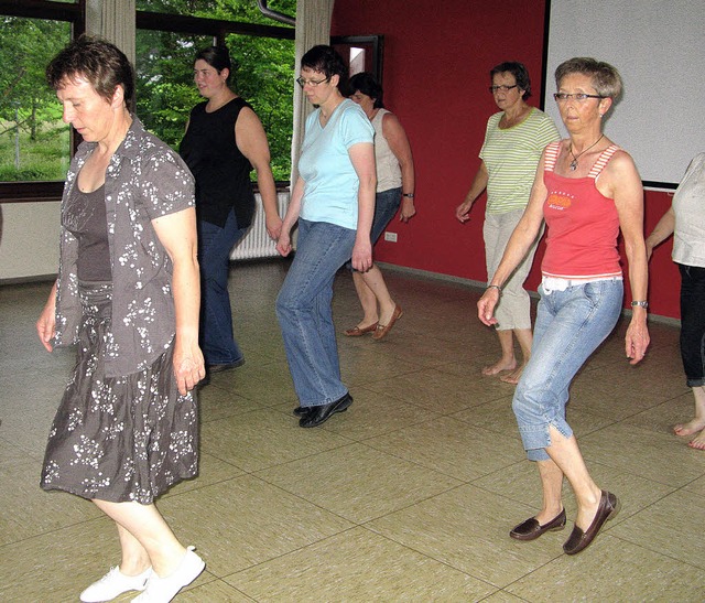 berwiegend Frauen kommen regelmig zum Line-Dancing.   | Foto: Ulrike Spiegelhalter