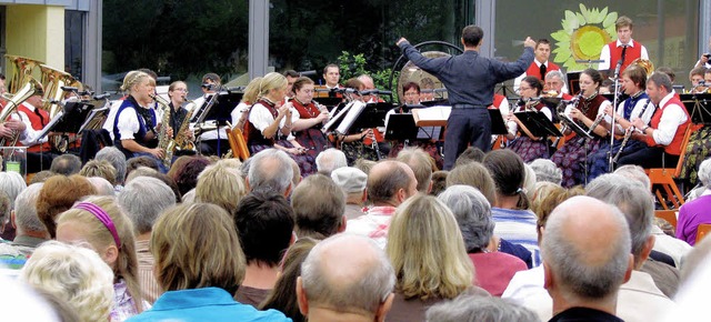 Die Trachtenkapelle Oberried beim Sommerkonzert auf dem Schulhof   | Foto: Monika Rombach