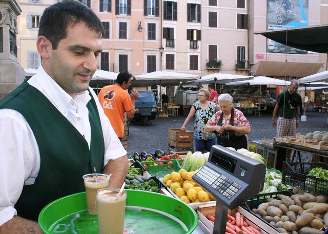 Einen Cappucino zwischendurch? Simone kommt schon.  | Foto: Martin Zller