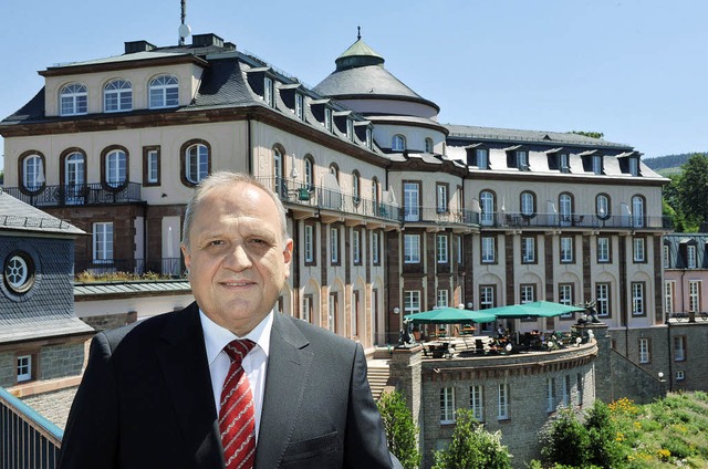 Er macht das Licht aus:  Hoteldirektor...hof vor dem Westflgel der Bhlerhhe   | Foto: DPA/DDP