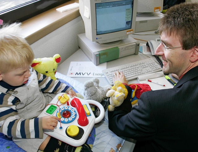 Ganz klar ein Arbeitszimmer. Gespielt wird hier nur nebenher.  | Foto: dpa