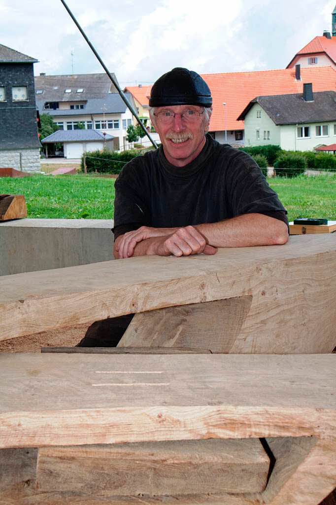 CW Loth am Kunstwerk "Bachboot" CW Loth am Kunstwerk "Bachboot"