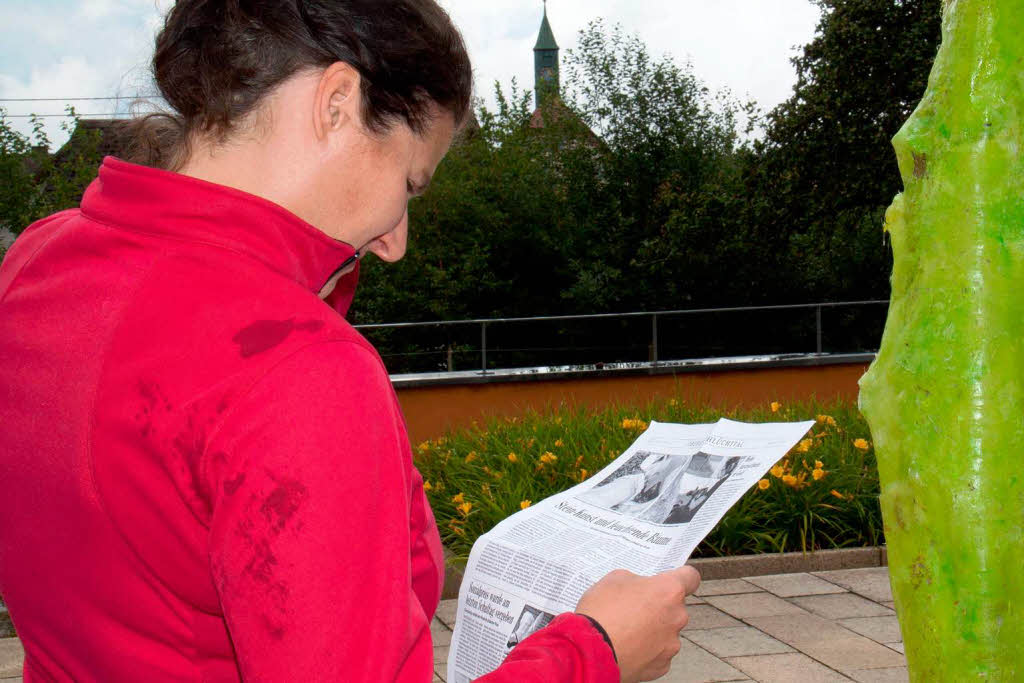 Steinkunst und leuchtende Bäume: Melanie Schmidt beim Lesen des ersten Ausdrucks der BZ-Seite Oberes Schlüchttal Steinkunst und leuchtende Bäume: Melanie Schmidt beim Lesen des ersten Ausdrucks der BZ-Seite Oberes Schlüchttal