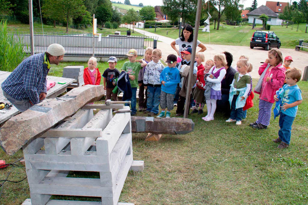 Christoph Jakob arbeit am Werk "HeLix" - Kindergarten Grafenhausen zu Gast Christoph Jakob arbeit am Werk "HeLix" - Kindergarten Grafenhausen zu Gast