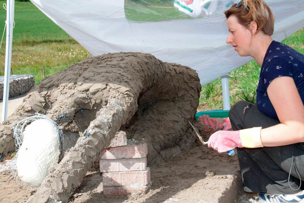 Claudia Spanhel fertigt beim Künstlersymposium die Figur "Soziale Gymnastik" aus Beton Claudia Spanhel fertigt beim Künstlersymposium die Figur "Soziale Gymnastik" aus Beton