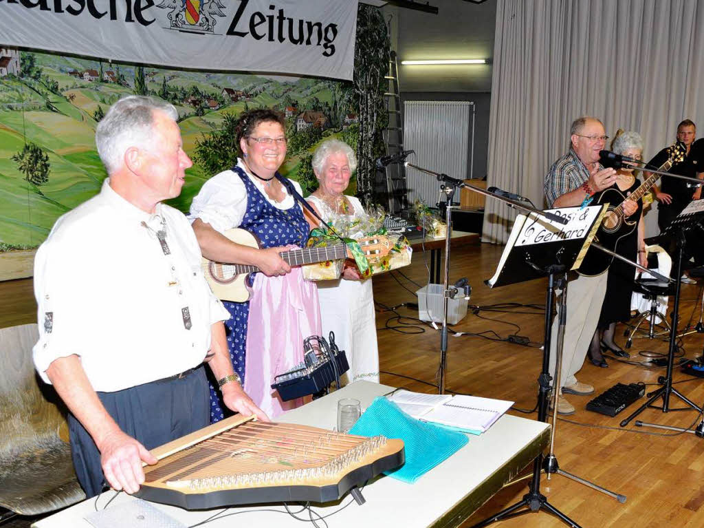 Gerhard Strub, Rosi Haas  und Sieglinde Bhler (von links) und (im Hintergrund) das „Duo Romantica“.