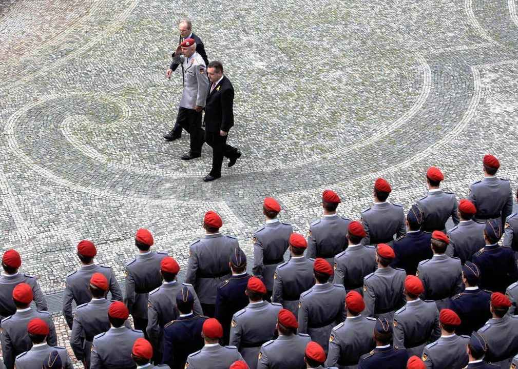 Die Vereidigung von rund 650 Bundesweh...ruten fand auf dem Schlossplatz statt.  | Foto: ddp