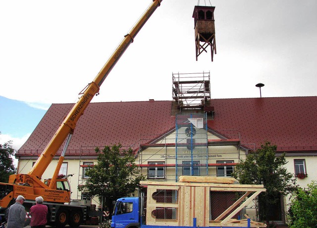 Der Turm auf dem  Unadinger Rathaus ist durch einen neuen ersetzt worden.  | Foto: Christa Maier