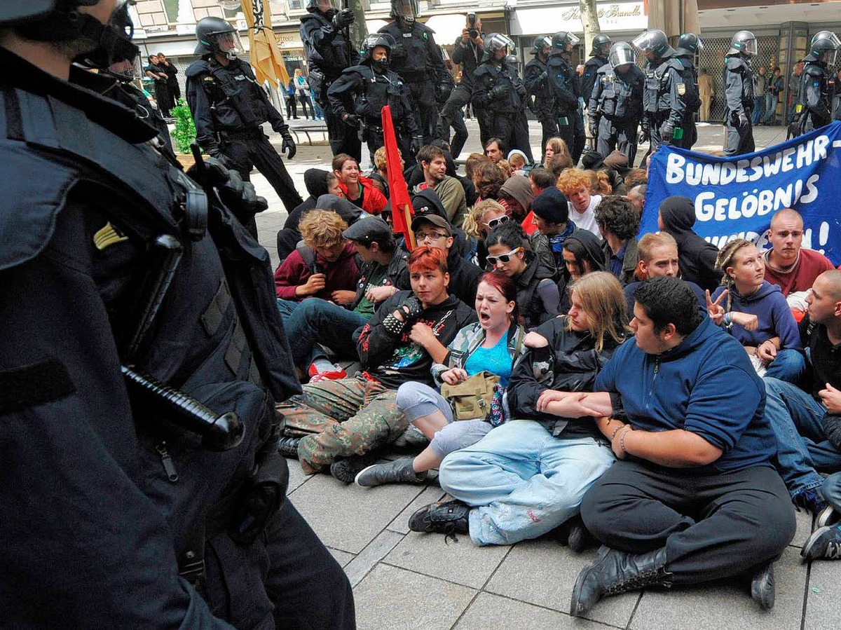 Protest der Demonstranten gegen das Bundeswehr-Gelbnis in Stuttgart.