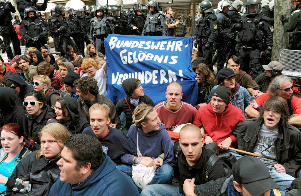 Protest der Demonstranten gegen das Bundeswehr-Gelbnis in Stuttgart.