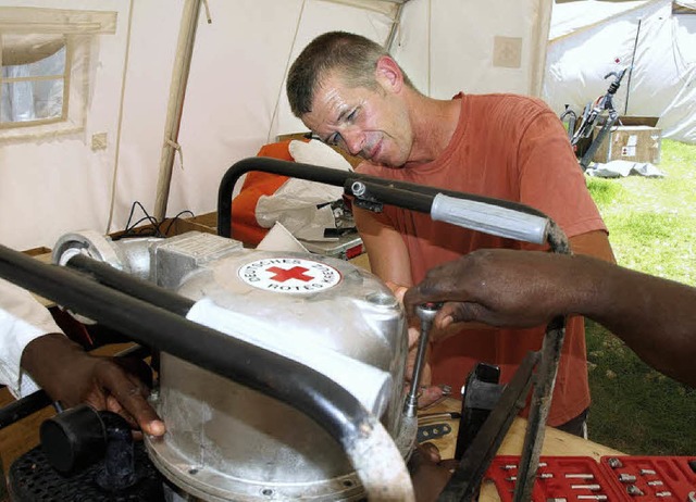 Rainer Haak beim reparieren der Wasser...d 55000 Liter Trinkwasser aufbereitet.  | Foto: DRK