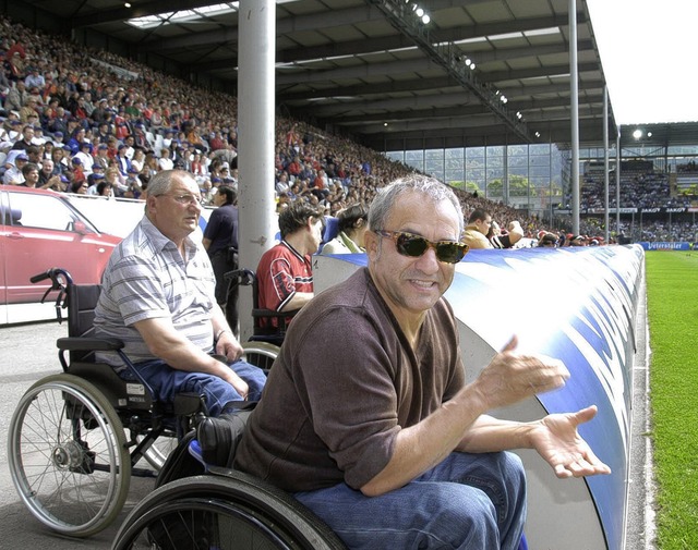 Die Rollifahrer im Badenova-Stadion fi...bei der Sdtribne ihre neuen Pltze.   | Foto: Michael Bamberger (Archiv)