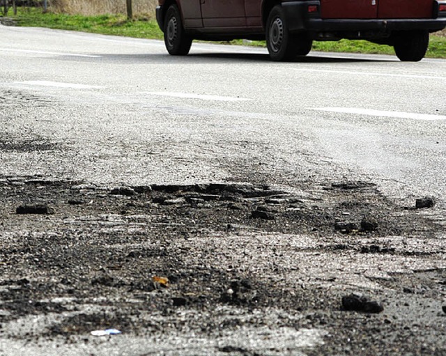 Im vorderen Kandertal werden Schlaglcher ausgebessert.   | Foto: bz