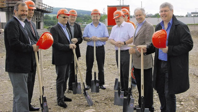 Spatenstich:  Architekt Udo Lay (recht... auf dem Waldshut-Tiengener Zollhof.    | Foto: Huber