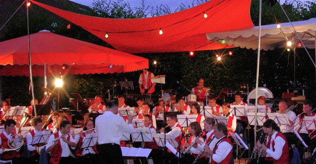 Beim Sommernachtskonzert, hier  am Sam...kircher Gutshofplatz gut zur Geltung.   | Foto: mario schneberg