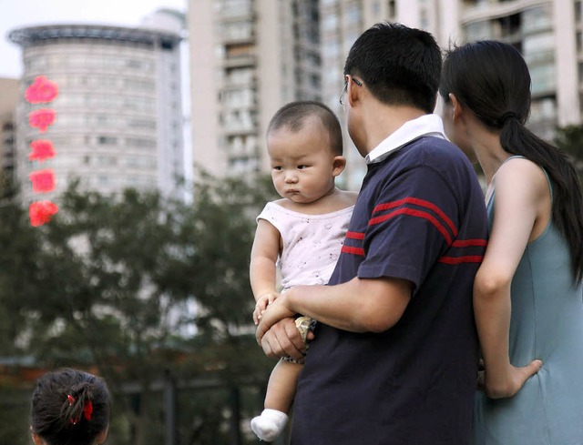 Paar mit Kind im Park in Shanghai  | Foto: Verwendung nur in Deutschland, usage Germany only