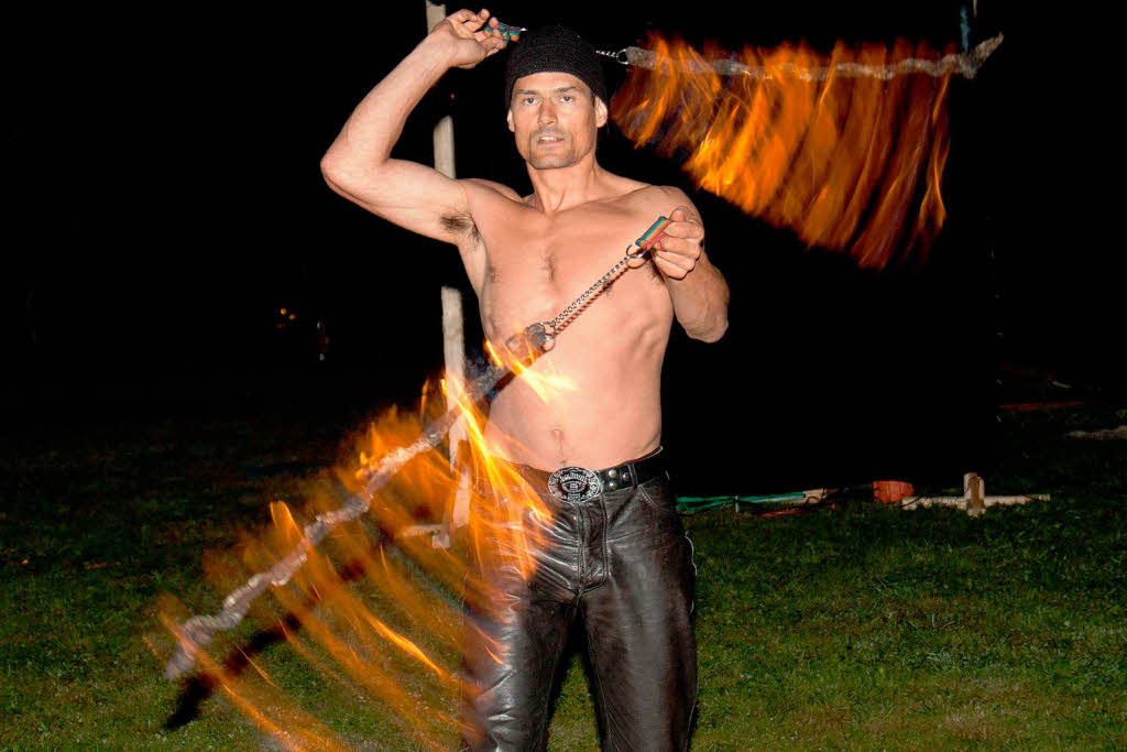Spektakuläre Feuershow bereichert die Veranstaltung "Genuss hoch zwei im Kurpark" Spektakuläre Feuershow bereichert die Veranstaltung "Genuss hoch zwei im Kurpark"
