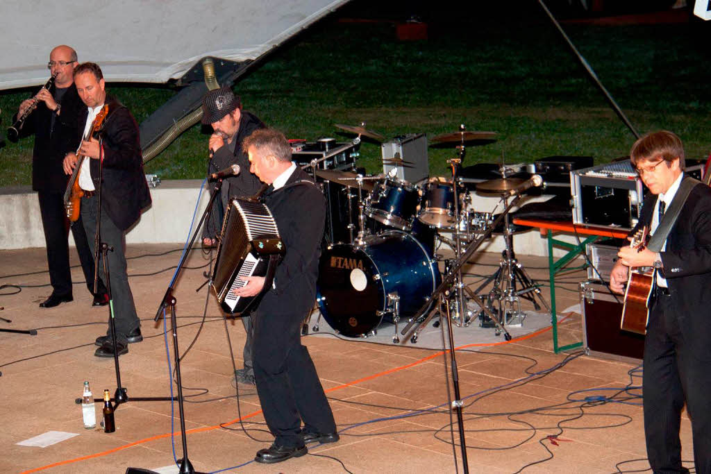 "Die Musikformation "Booghk de Doo" begeisterte die Besucher mit groovigem Folk-Rock, gepaart mit deutscher Lyrik "Die Musikformation "Booghk de Doo" begeisterte die Besucher mit groovigem Folk-Rock, gepaart mit deutscher Lyrik