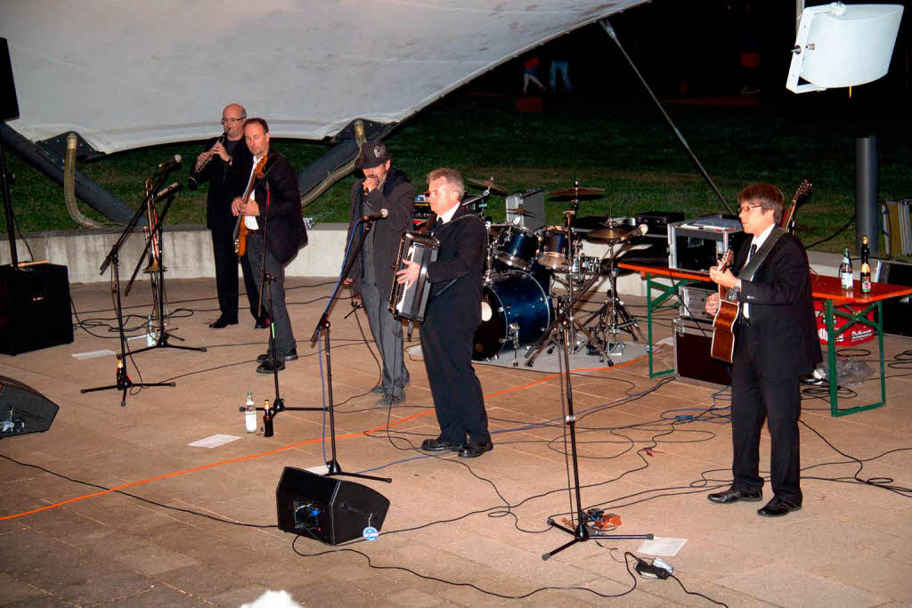 "Die Musikformation "Booghk de Doo" begeisterte die Besucher mit groovigem Folk-Rock, gepaart mit deutscher Lyrik "Die Musikformation "Booghk de Doo" begeisterte die Besucher mit groovigem Folk-Rock, gepaart mit deutscher Lyrik
