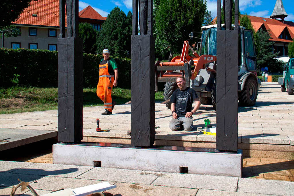 Simon Stiegeler installiert sein Werk "Wächter" Simon Stiegeler installiert sein Werk "Wächter"