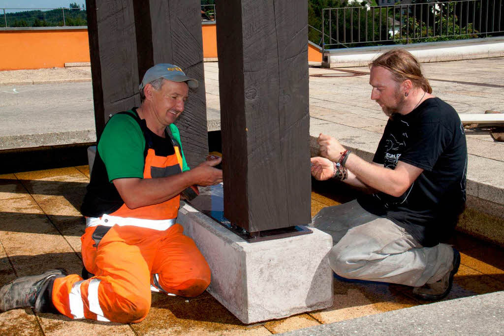 Simon Stiegeler installiert sein Werk "Wächter", Georg Müller Bauhof ist immer mit dabei Simon Stiegeler installiert sein Werk "Wächter", Georg Müller Bauhof ist immer mit dabei